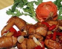 “布依鸡八块”是布依族招待客人的一道传统的民族风情菜。“布依鸡八块”也是布依族办红白喜事或平常用来招